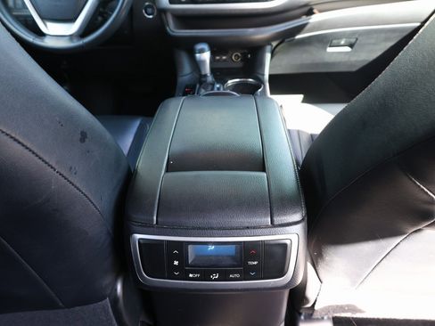 Used 2019 Toyota Highlander XLE image 26