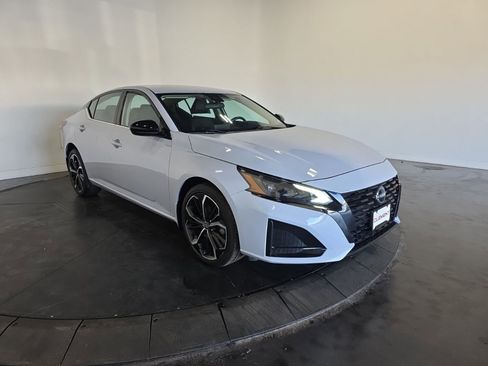 Used 2023 Nissan Altima 2.5 SR image 3