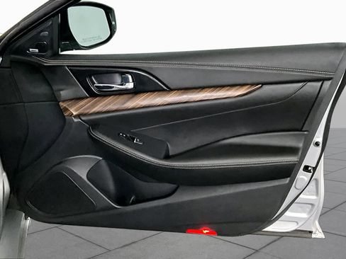 Used 2018 Nissan Maxima Platinum FWD image 23