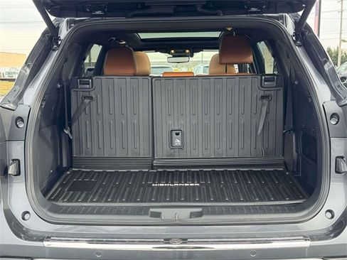 Used 2025 Toyota Highlander Platinum image 10