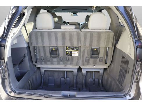 Used 2019 Toyota Sienna XLE image 32