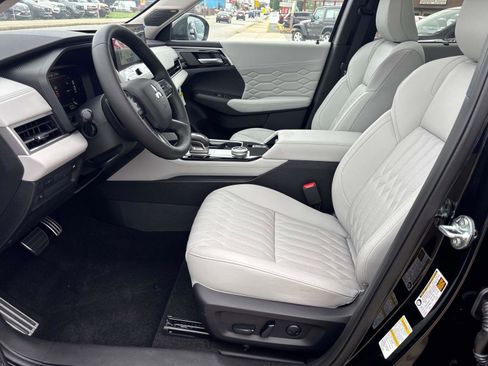 New 2025 Mitsubishi Outlander AWD image 11