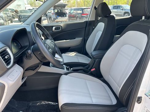 Used 2025 Hyundai Venue SEL FWD image 9