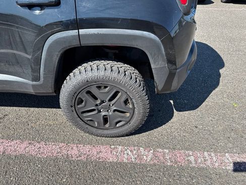 Used 2018 Jeep Renegade Trailhawk AWD/4WD image 5