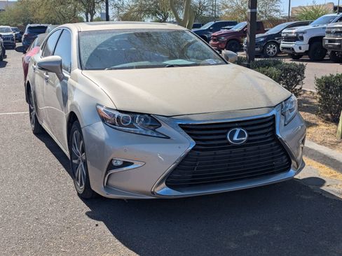 Used 2016 Lexus ES 300h w/ Navigation System Package image 2