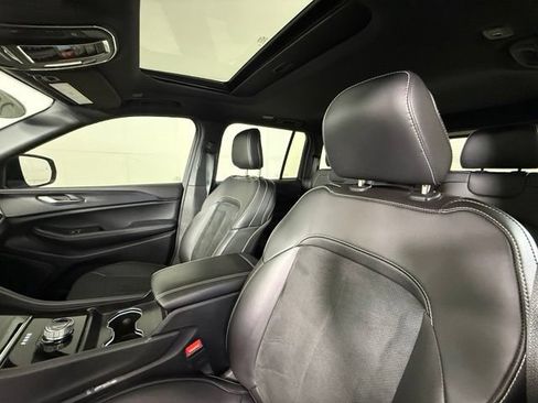 Used 2025 Jeep Grand Cherokee Altitude RWD image 16