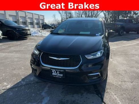 Used 2024 Chrysler Pacifica Touring-L image 3