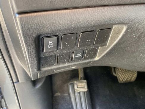 Used 2019 Nissan Pathfinder S image 16