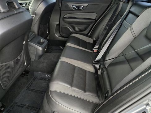 Used 2019 Volvo S60 T5 R-Design image 5