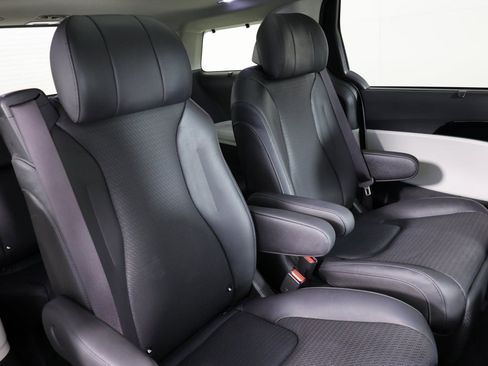 Used 2024 Kia Carnival SX Prestige image 33