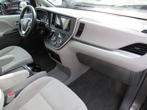 Used 2017 Toyota Sienna LE w/ Outdoor Package image 27