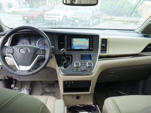 Used 2019 Toyota Sienna XLE AWD/4WD image 22