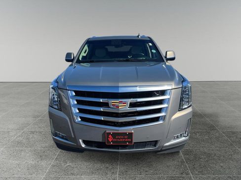 Used 2018 Cadillac Escalade Luxury image 2