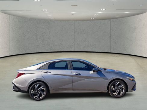 Used 2025 Hyundai Elantra SEL image 4