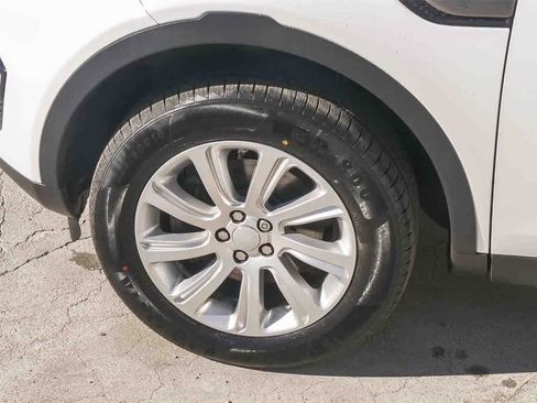 Used 2017 Land Rover Discovery Sport SE image 5