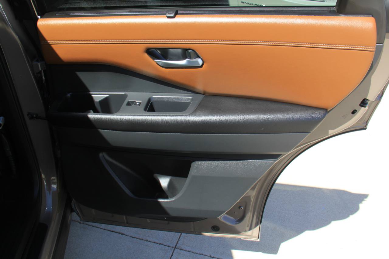 Used 2024 Nissan Pathfinder Platinum FWD image 31