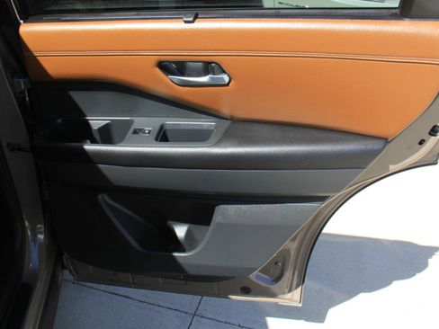 Used 2024 Nissan Pathfinder Platinum FWD image 31