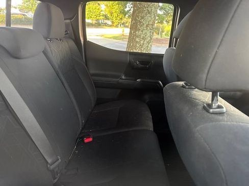 Used 2017 Toyota Tacoma TRD Sport w/ Tow Package RWD image 3