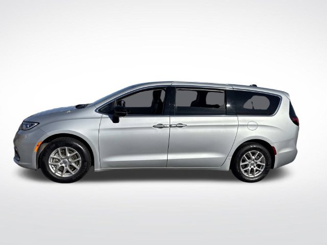 Used 2024 Chrysler Pacifica Touring-L FWD image 2