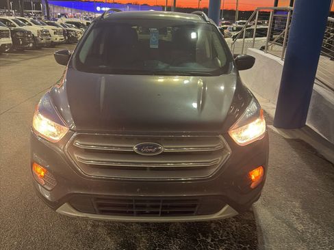 Used 2018 Ford Escape SE image 3