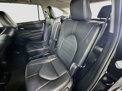 Used 2021 Toyota Highlander XLE FWD image 29