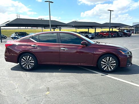 Used 2024 Nissan Altima 2.5 SV w/ SV Premium Package FWD image 9