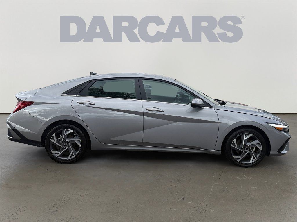 Used 2025 Hyundai Elantra SEL FWD image 8