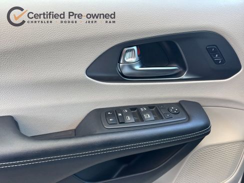 Used 2022 Chrysler Pacifica Touring-L FWD image 12