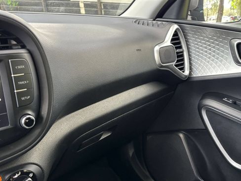 Used 2025 Kia Soul LX w/ LX Technology Package FWD image 32