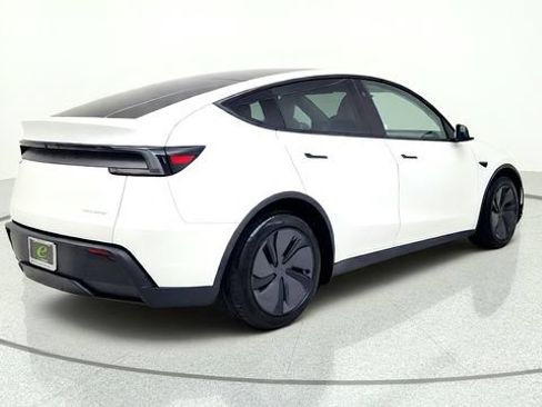 Used 2026 Tesla Model Y AWD image 8