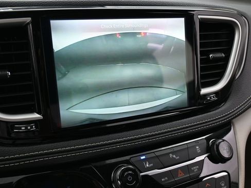 Used 2024 Chrysler Pacifica Select image 25