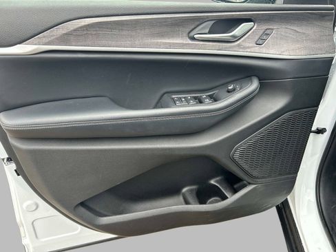 Used 2023 Jeep Grand Cherokee L Limited w/ Black Appearance Package image 22