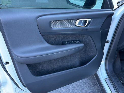 Used 2020 Volvo XC40 T5 R-Design image 10