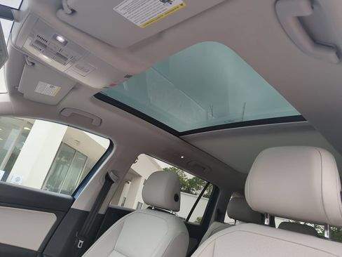 Used 2018 Volkswagen Tiguan SE w/ Panoramic Sunroof Package FWD image 28