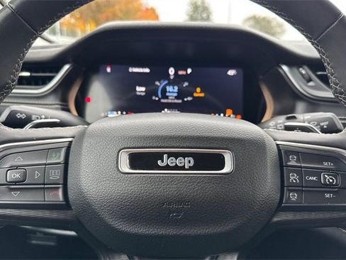 Used 2023 Jeep Grand Cherokee L Laredo image 37