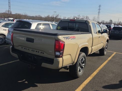 Used 2018 Toyota Tacoma TRD Sport image 4