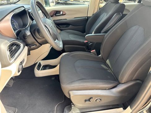 Used 2023 Chrysler Voyager LX image 10
