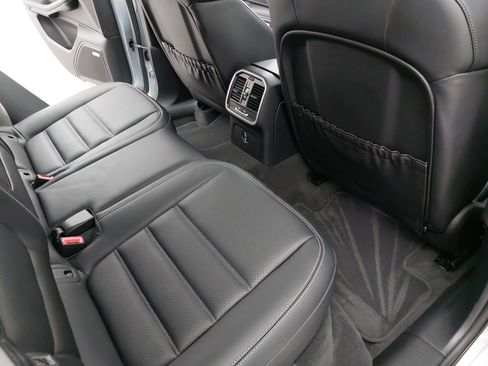 Certified 2025 Porsche Macan image 13