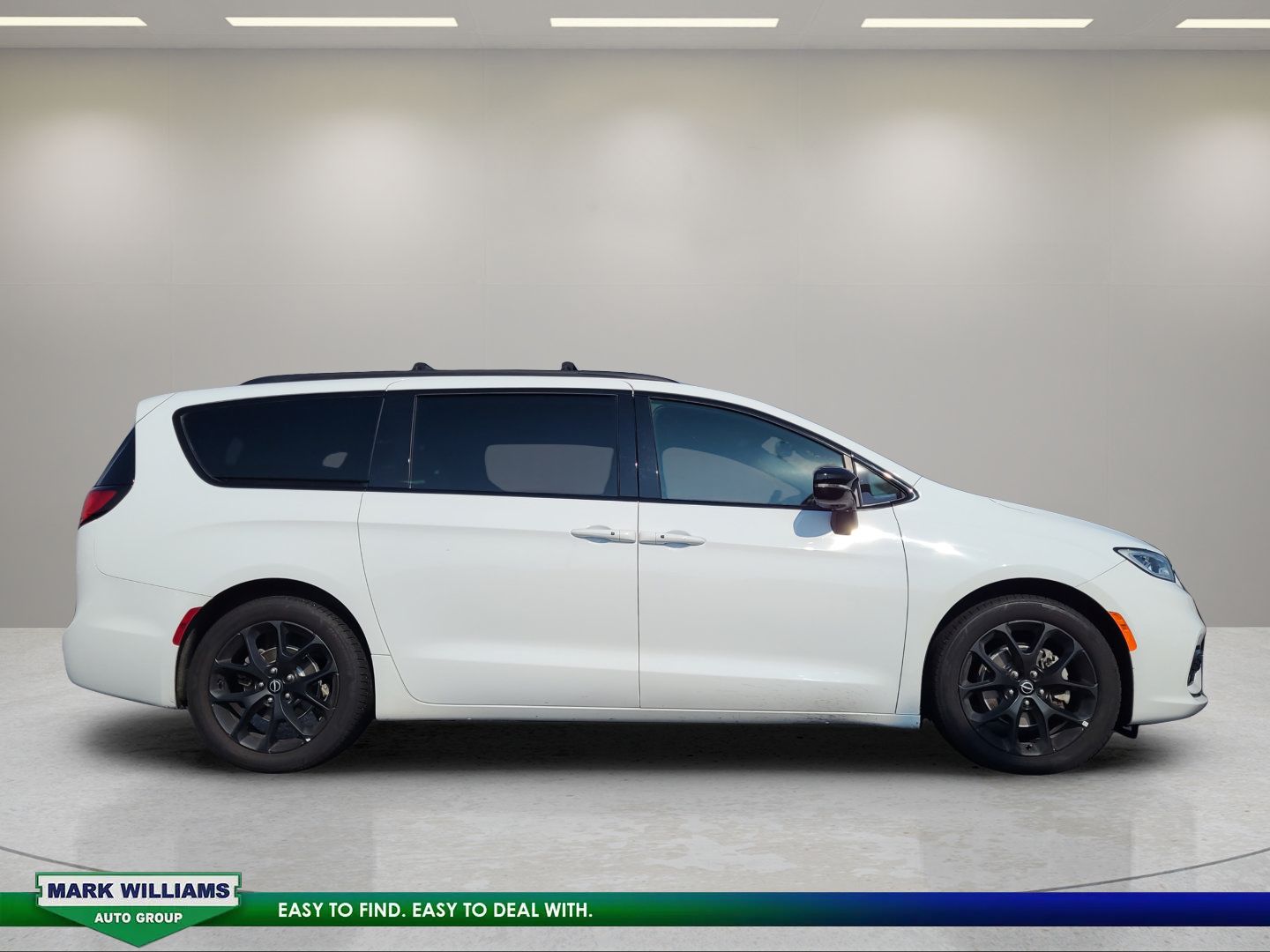Used 2025 Chrysler Pacifica Limited FWD image 11