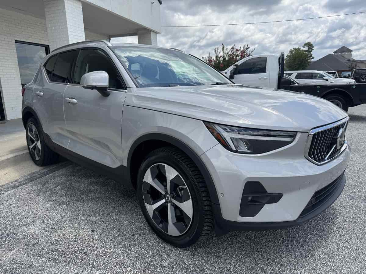 Used 2025 Volvo XC40 B5 Plus AWD/4WD image 4