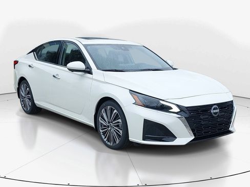 Used 2025 Nissan Altima 2.5 SL FWD image 2