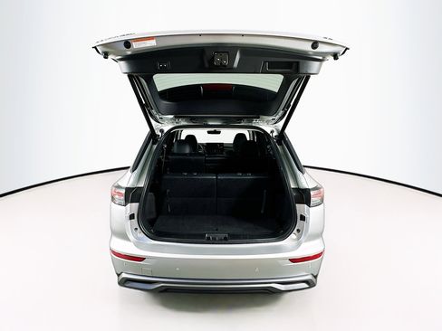 Used 2025 Mitsubishi Outlander SE image 29