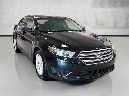 Used 2016 Ford Taurus SE image 3