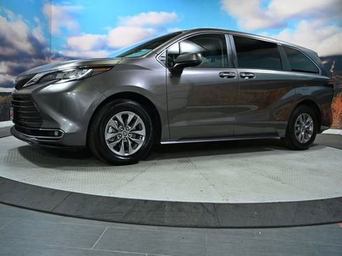 Used 2022 Toyota Sienna XLE image 3
