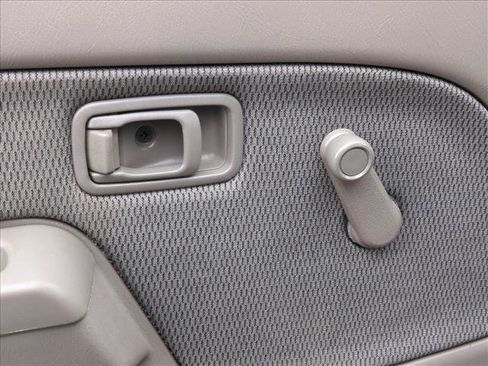 Used 2003 Nissan Frontier XE image 24