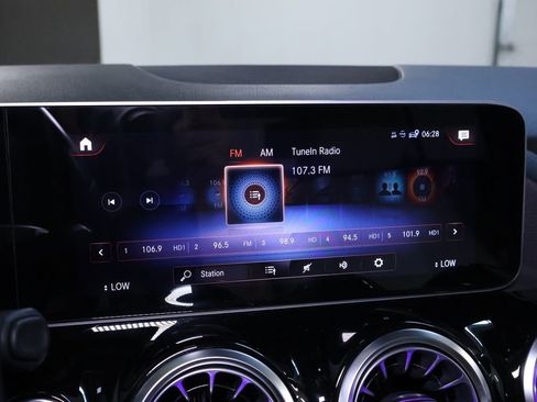 Used 2021 Mercedes-Benz GLA 250 4MATIC w/ Premium Package image 34