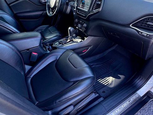 Used 2019 Jeep Cherokee Trailhawk w/ Comfort/Convenience Group AWD/4WD image 9