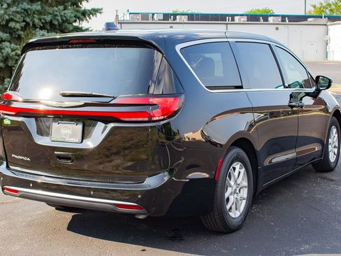Used 2025 Chrysler Pacifica Select FWD image 10