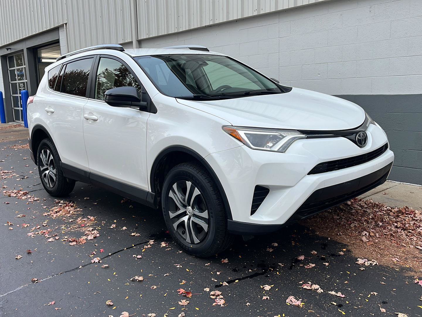 Used 2017 Toyota RAV4 LE FWD image 24