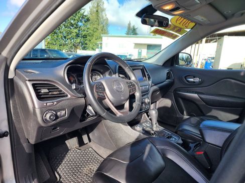 Used 2019 Jeep Cherokee Latitude Plus w/ Cold Weather Group image 11